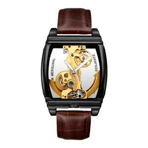 Vue détaillée du mouvement automatique squelette doré d'une montre rectangulaire noire