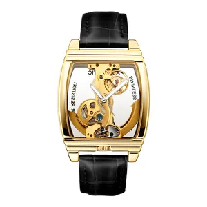 Détail d'une montre mécanique automatique squelette dorée pour homme avec bracelet en cuir.
