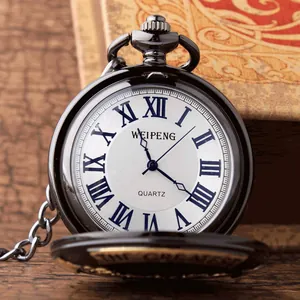 Nahaufnahme einer schwarzen Vintage-Taschenuhr mit römischen Ziffern und Quarzzifferblatt
