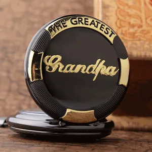 Nahaufnahme einer Vintage-Taschenuhr in Schwarz und Gold mit 'THE GREATEST Grandpa' Gravur