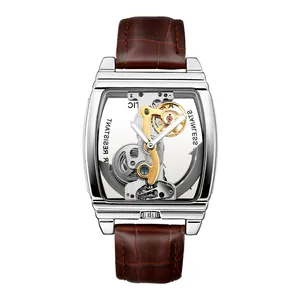 Vue macro détaillée d'une montre mécanique automatique carrée avec bracelet en cuir