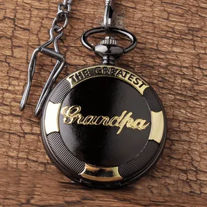Detailansicht einer schwarzen Vintage-Taschenuhr mit goldener 'THE GREATEST Grandpa'-Gravur