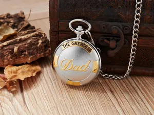 Nahaufnahme einer vintage Taschenuhr in Silber und Gold mit Greatest Dad Gravur