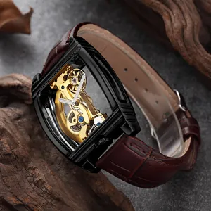 Vue détaillée du mouvement automatique doré dans une montre squelette carrée noire