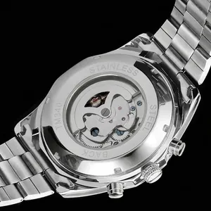 Primer plano del movimiento de reloj mecánico automático con fondo de acero