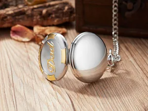 Nahaufnahme einer Vintage Silber Taschenuhr mit goldener Dad Gravur und Kette