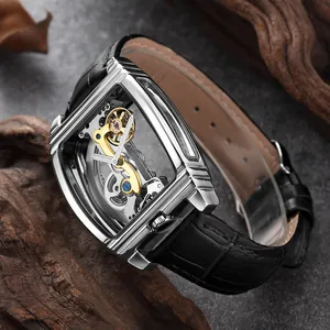 Vue détaillée d'une montre squelette mécanique automatique avec bracelet en cuir noir