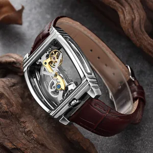 Gros plan de la montre automatique squelette avec bracelet en cuir brun et boîtier argenté