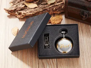 Vintage Taschenuhr in Silber und Gold mit Dad-Gravur in einer schwarzen Geschenkbox