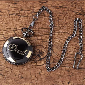 Detaillierte Ansicht einer Vintage-Taschenuhr in Schwarz und Gold mit 'The Greatest Dad' Gravur