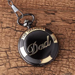 Detaillierte Nahaufnahme der schwarzen Retro-Taschenuhr mit 'The Greatest Dad' Gravur