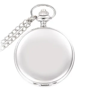 Klassische polierte silberne Taschenuhr mit einem glatten Klappdeckel und langer Kette