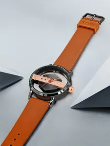 Detailopname van het TOMI-skeletshorloge met bruine leren band en roségouden brug