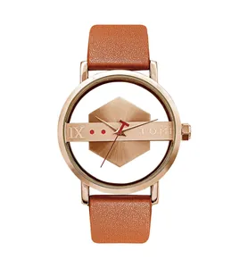 Macro-opname van de holle wijzerplaatstructuur en roségouden afwerking van TOMI horloge
