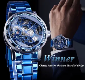 Vue détaillée de la montre squelette Winner à cadran bleu avec des strass brillants