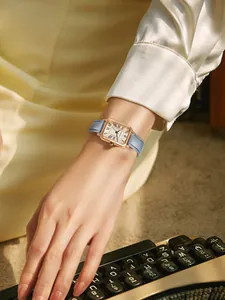 Detailopname van een vintage rechthoekig quartzhorloge met blauwe leren band om de pols