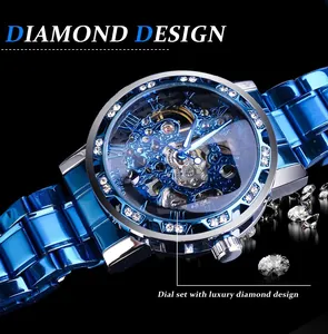 Détail macro d'une montre mécanique squelette bleue de luxe avec accents de diamants
