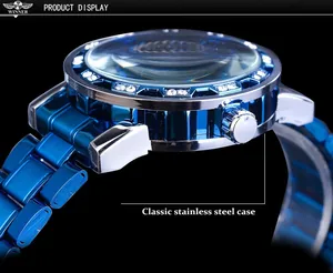 Gros plan détaillé du boîtier de montre en acier bleu avec lunette sertie de cristaux brillants