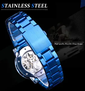 Vue détaillée du bracelet en acier inoxydable bleu et du mouvement mécanique de la montre Winner