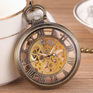 Vue détaillée d'une montre à gousset mécanique avec mouvement à squelette doré