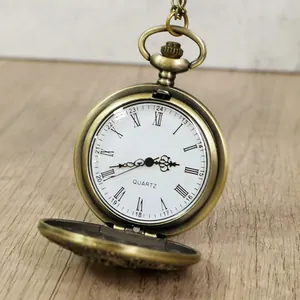 Detailaufnahme einer offenen Vintage-Taschenuhr aus Bronze mit römischem Zifferblatt