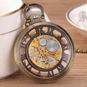 Vue détaillée d'une montre de poche mécanique squelette en bronze avec chiffres romains