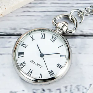 Primer plano de un reloj de bolsillo vintage plateado con números romanos en esfera blanca