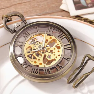 Gros plan détaillé d'une montre à gousset mécanique vintage avec design squelette