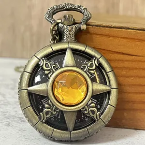 Gros plan détaillé d'une montre de poche en bronze avec une pierre jaune facettée