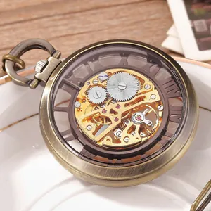 Gros plan d'une montre de poche mécanique en bronze avec un cadran squelette doré