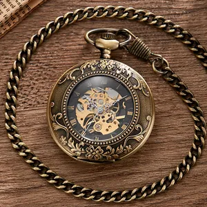 Gros plan d'une montre à gousset vintage en bronze avec mouvement mécanique et chiffres romains