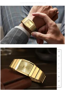 Detailansicht der WWOOR luxuriösen goldenen quadratischen Herrenuhr am Handgelenk