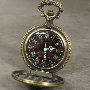 Gros plan d'une montre à gousset vintage en bronze avec un cadran motif ciel étoilé et chiffres.