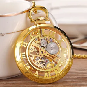 Gros plan détaillé d'une montre de poche mécanique squelette dorée avec chiffres romains