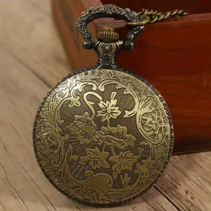 Détail du couvercle de montre de poche vintage en bronze avec gravure florale