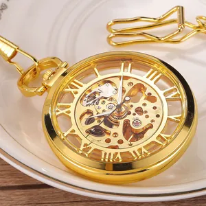 Vue détaillée d'une montre à gousset mécanique dorée avec cadran squelette et chiffres romains