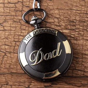 Detailansicht einer schwarzen Vintage-Taschenuhr mit der 'THE GREATEST Dad' Gravur