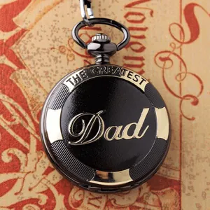 Nahaufnahme einer schwarzen Retro-Taschenuhr mit 'THE GREATEST Dad' Gravur für Vatertag