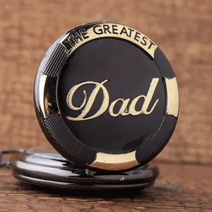Nahaufnahme einer Vintage-Taschenuhr in Schwarz und Gold mit 'Greatest Dad' Gravur