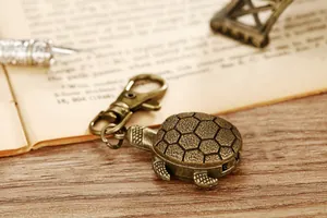 Llavero de reloj de bolsillo de tortuga de bronce vintage con patrón de caparazón