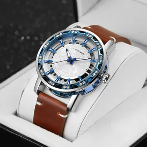 Primer plano del reloj mecánico Winner para hombre con bisel de diamantes azules y correa marrón.