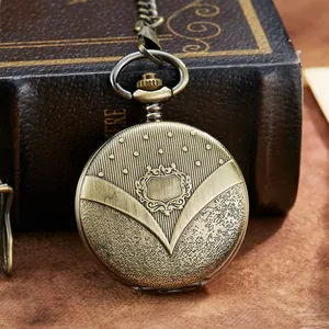 Vue détaillée d'une montre à gousset mécanique vintage en laiton avec boîtier gravé