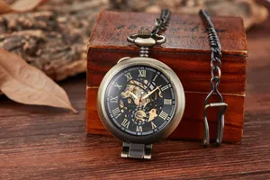 Vue détaillée d'une montre à gousset mécanique squelette en bronze vintage sur bois.