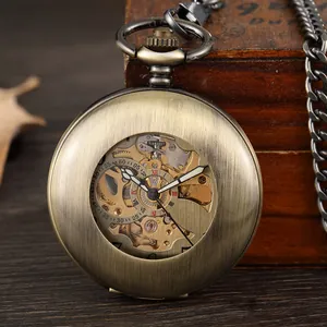 Detaillierte Makroansicht eines antiken mechanischen Bronze-Skelett-Taschenuhrwerks.