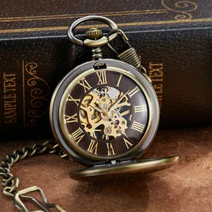 Montre à gousset mécanique squelette vintage en bronze avec chiffres romains sur un livre