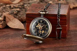 Montre à gousset mécanique squelette vintage avec couvercle loupe en gros plan