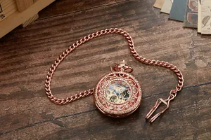 Vue détaillée d'une montre à gousset mécanique rétro gravée en or rose