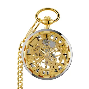 Détail d'une montre à gousset mécanique de type squelette avec une finition dorée polie
