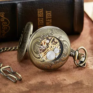 Vue détaillée d'une montre à gousset mécanique squelette vintage en bronze gravée.