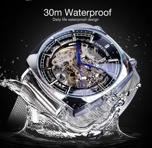 Gros plan de la montre mécanique Forsining avec étanchéité de 30 m dans l'eau.